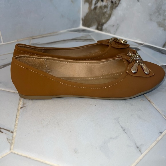 Brown Flats with Bling Bows | Size: 7.5 - Picture 4 of 7